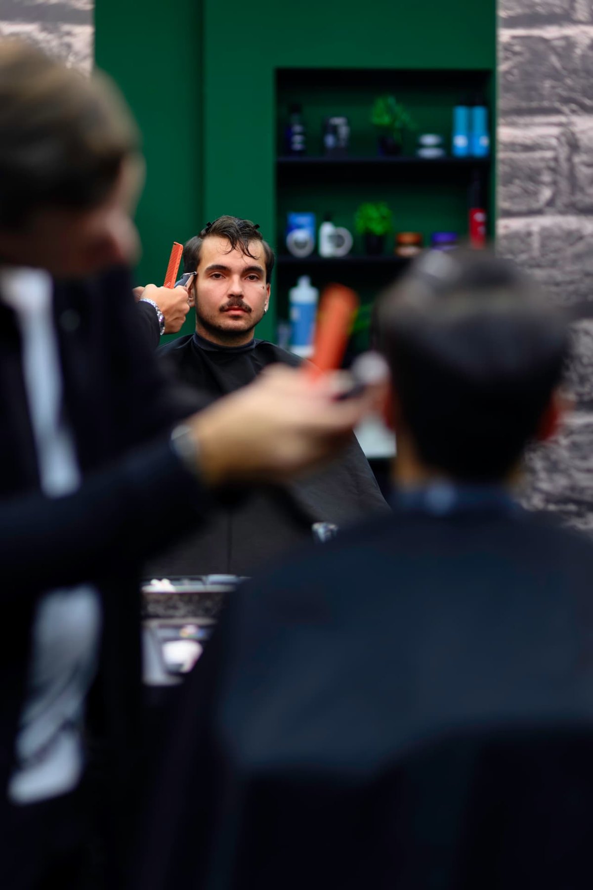 Frizer Joker Fade lucrând cu atenție la detalii la o tunsoare, Sector 1, București